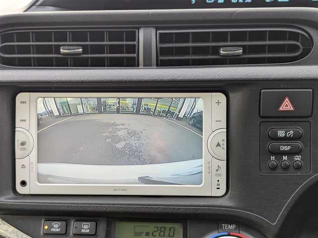 トヨタ アクア S 福井県 2014(平26)年 4.1万km ライムホワイトパールクリスタルシャイン 純正15インチAW/LEDヘッドライト/Fフォグ/前方ドライブレコーダー/バックカメラ/純正メモリナビ/横滑り防止装置/ダブルエアバッグ/アイドリングストップ/リモコンキー