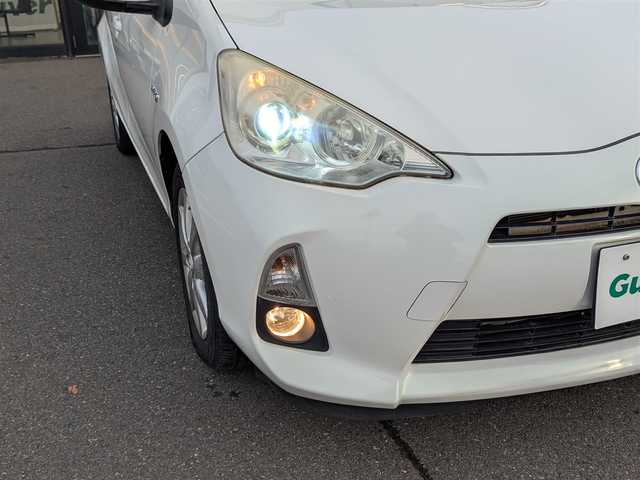 トヨタ アクア S 福井県 2014(平26)年 4.1万km ライムホワイトパールクリスタルシャイン 純正15インチAW/LEDヘッドライト/Fフォグ/前方ドライブレコーダー/バックカメラ/純正メモリナビ/横滑り防止装置/ダブルエアバッグ/アイドリングストップ/リモコンキー