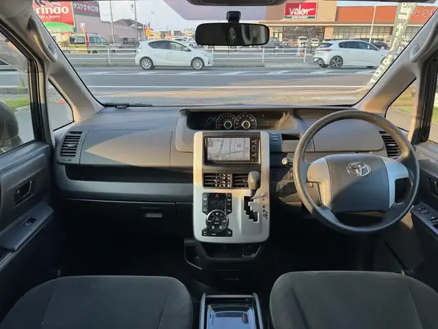 トヨタ ノア YY 滋賀県 2010(平22)年 10.8万km ブラック 純正ナビ/　地デジ Bluetooth SD CD DVD  AUX AM FM/バックカメラ/両側スライドドア/ビルトインETC/純正フロアマット/純正ドアバイザー/ヘッドライトレベライザー/オールオートパワーウィンドウ/社外15インチアルミ/スペアキー有り/取扱説明書/保証書/