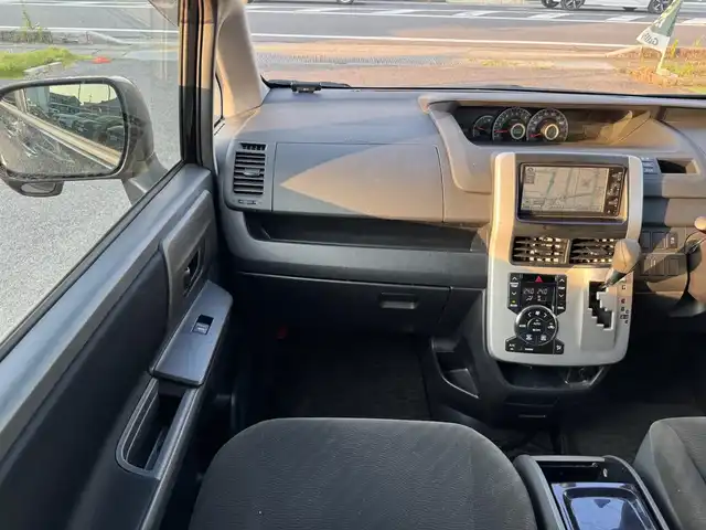 トヨタ ノア YY 滋賀県 2010(平22)年 10.8万km ブラック 純正ナビ/　地デジ Bluetooth SD CD DVD  AUX AM FM/バックカメラ/両側スライドドア/ビルトインETC/純正フロアマット/純正ドアバイザー/ヘッドライトレベライザー/オールオートパワーウィンドウ/社外15インチアルミ/スペアキー有り/取扱説明書/保証書/