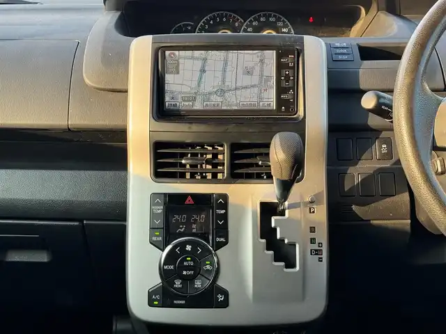 トヨタ ノア YY 滋賀県 2010(平22)年 10.8万km ブラック 純正ナビ/　地デジ Bluetooth SD CD DVD  AUX AM FM/バックカメラ/両側スライドドア/ビルトインETC/純正フロアマット/純正ドアバイザー/ヘッドライトレベライザー/オールオートパワーウィンドウ/社外15インチアルミ/スペアキー有り/取扱説明書/保証書/