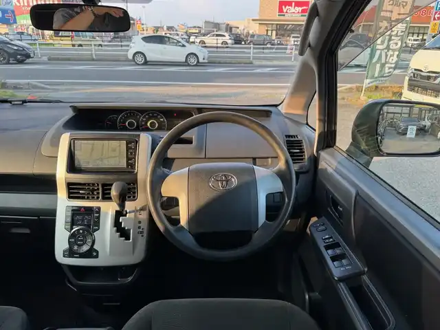 トヨタ ノア YY 滋賀県 2010(平22)年 10.8万km ブラック 純正ナビ/　地デジ Bluetooth SD CD DVD  AUX AM FM/バックカメラ/両側スライドドア/ビルトインETC/純正フロアマット/純正ドアバイザー/ヘッドライトレベライザー/オールオートパワーウィンドウ/社外15インチアルミ/スペアキー有り/取扱説明書/保証書/