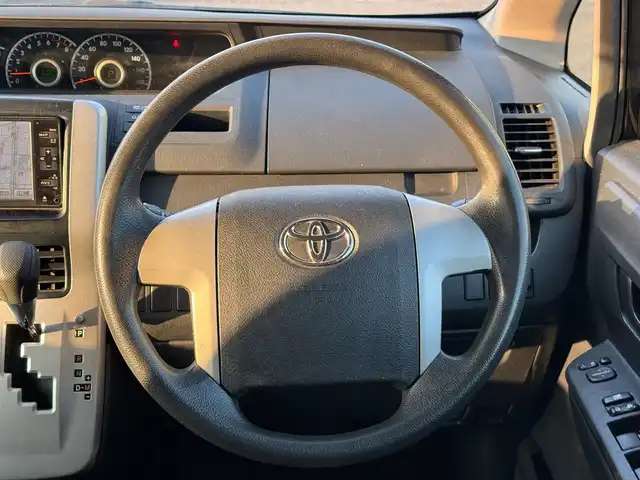 トヨタ ノア YY 滋賀県 2010(平22)年 10.8万km ブラック 純正ナビ/　地デジ Bluetooth SD CD DVD  AUX AM FM/バックカメラ/両側スライドドア/ビルトインETC/純正フロアマット/純正ドアバイザー/ヘッドライトレベライザー/オールオートパワーウィンドウ/社外15インチアルミ/スペアキー有り/取扱説明書/保証書/