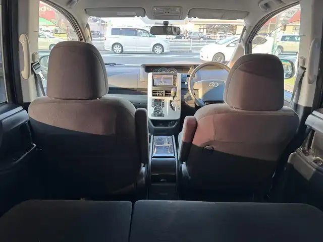 トヨタ ノア YY 滋賀県 2010(平22)年 10.8万km ブラック 純正ナビ/　地デジ Bluetooth SD CD DVD  AUX AM FM/バックカメラ/両側スライドドア/ビルトインETC/純正フロアマット/純正ドアバイザー/ヘッドライトレベライザー/オールオートパワーウィンドウ/社外15インチアルミ/スペアキー有り/取扱説明書/保証書/