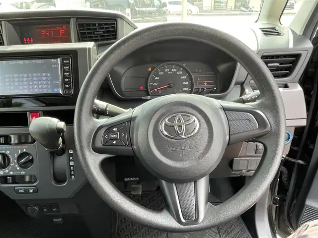 トヨタ タンク X S 埼玉県 2017(平29)年 5.8万km ブラックマイカメタリック (株)IDOMが運営する【じしゃロン鳩ヶ谷店】の自社ローン専用車両になりますこちらは現金またはオートローンご利用時の価格です。自社ローンご希望の方は別途その旨お申付け下さい/スマートアシスト2/・衝突回避支援ブレーキ機能/・衝突警報機能/・車線逸脱警報機能/・先行者発進お知らせ機能/コンフォートパッケージ/・D/N席シートヒーター/ワンオーナー/ＴＲＤエアロ/ルーフキャリア/純正ＳＤナビ/　(CD/SD/AUX/Bluetooth接続)/ワンセグＴＶ/バックカメラ/ビルドインＥＴＣ/シートヒーター/後席シェード/パワースライドドア