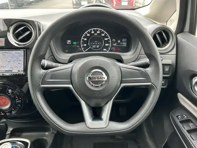 日産 ノート e－パワー X Bアロー 静岡県 2020(令2)年 4.8万km ブリリアントシルバー 社外ナビ/・フルセグTV/・Bluetooth接続/・DVD再生/インテリジェントルームミラー/アラウンドビューモニター/エマージェンシーブレーキ/前後コーナーセンサー/プッシュスタート/スマートキー/スペアキー/ETC/オートライト/オートハイビーム/取扱説明書/保証書