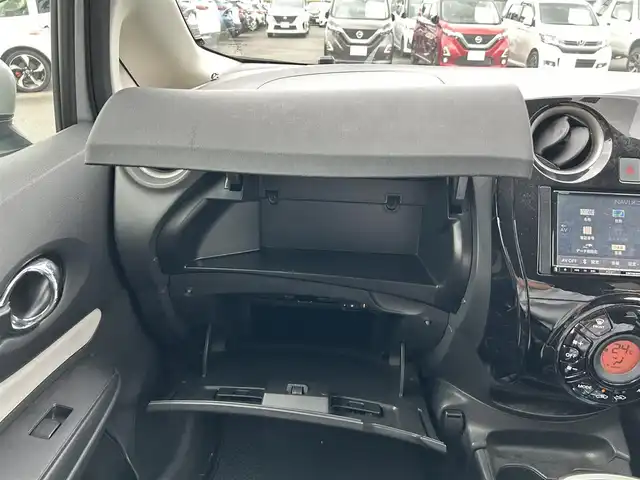 日産 ノート e－パワー X Bアロー 静岡県 2020(令2)年 4.8万km ブリリアントシルバー 社外ナビ/・フルセグTV/・Bluetooth接続/・DVD再生/インテリジェントルームミラー/アラウンドビューモニター/エマージェンシーブレーキ/前後コーナーセンサー/プッシュスタート/スマートキー/スペアキー/ETC/オートライト/オートハイビーム/取扱説明書/保証書