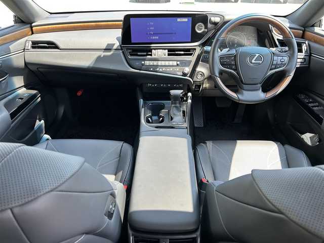 レクサス ＥＳ 300h バージョンL 福島県 2022(令4)年 0.5万km ソニッククォーツ サンルーフ/メーカーナビ/「AM/FM/フルセグTV/BT」/パノラミックビューモニター/パワートランク/セーフティセンス/3眼LEDオートヘッドライト/レザーシート/純正18インチアルミホイール/前後ドライブレコーダー/ビルトインETC2.0/フロントメモリー付きパワーシート/シートヒーター＆シートエアコン/ステアリングヒーター/パドルシフト/電動リアサンシェード/AC１００V/電動パーキング/オートホールド/キーレス