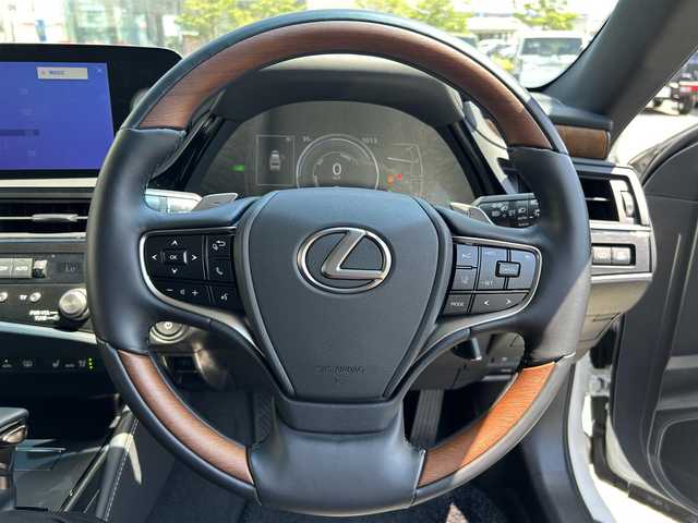 レクサス ＥＳ 300h バージョンL 福島県 2022(令4)年 0.5万km ソニッククォーツ サンルーフ/メーカーナビ/「AM/FM/フルセグTV/BT」/パノラミックビューモニター/パワートランク/セーフティセンス/3眼LEDオートヘッドライト/レザーシート/純正18インチアルミホイール/前後ドライブレコーダー/ビルトインETC2.0/フロントメモリー付きパワーシート/シートヒーター＆シートエアコン/ステアリングヒーター/パドルシフト/電動リアサンシェード/AC１００V/電動パーキング/オートホールド/キーレス