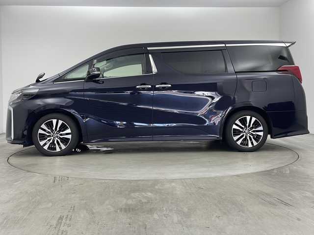 トヨタ アルファード S Cパッケージ 兵庫県 2019(令1)年 2.5万km スパークリングブラックパールクリスタルシャイン ・ツインムーンルーフ/・3眼LEDヘッドランプ/・LEDシーケンシャルターンランプ/・LEDコーナリングランプ/・Toyota Safety Sense/・プリクラッシュセーフティ（歩行者［昼夜］・自転車運転者［昼］検知機能付衝突回避支援タイプ/ミリ波レーダー＋単眼カメラ方式）/・レーントレーシングアシスト［LTA］/・レーダークルーズコントロール（全車速追従機能付）/・ロードサインアシスト［RSA］/・アダプティブハイビームシステム［AHS］/・オートマチックハイビーム［AHB］/・先行車発進告知機能［TMN］/・ブラインドスポットモニター［BSM］/・リヤクロストラフィックアラート［RCTA］/・インテリジェントクリアランスソナー/・レーダークルーズコントロール/・社外9インチナビ&Bluetooth&CD/DVD&TV/・フリップダウンモニター/・バックカメラ/・ビルドインETC/・両側パワースライドドア/・合皮シート/・パワーシート（一列目・二列目）/・シートヒーター/エアシート（運転席・助手席）/・電動リアゲート/・前後ドライブレコーダー/・オットマン/・純正18インチアルミホイール/・3眼LEDライト/・ステアリングヒーター/・nanoe