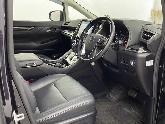 トヨタ アルファード S Cパッケージ 福岡県 2019(令1)年 2.5万km スパークリングブラックパールクリスタルシャイン ・ツインムーンルーフ/・3眼LEDヘッドランプ/・LEDシーケンシャルターンランプ/・LEDコーナリングランプ/・Toyota Safety Sense/・プリクラッシュセーフティ（歩行者［昼夜］・自転車運転者［昼］検知機能付衝突回避支援タイプ/ミリ波レーダー＋単眼カメラ方式）/・レーントレーシングアシスト［LTA］/・レーダークルーズコントロール（全車速追従機能付）/・ロードサインアシスト［RSA］/・アダプティブハイビームシステム［AHS］/・オートマチックハイビーム［AHB］/・先行車発進告知機能［TMN］/・ブラインドスポットモニター［BSM］/・リヤクロストラフィックアラート［RCTA］/・インテリジェントクリアランスソナー/・レーダークルーズコントロール/・社外9インチナビ&Bluetooth&CD/DVD&TV/・フリップダウンモニター/・バックカメラ/・ビルドインETC/・両側パワースライドドア/・合皮シート/・パワーシート（一列目・二列目）/・シートヒーター/エアシート（運転席・助手席）/・電動リアゲート/・前後ドライブレコーダー/・オットマン/・純正18インチアルミホイール/・3眼LEDライト/・ステアリングヒーター/・nanoe