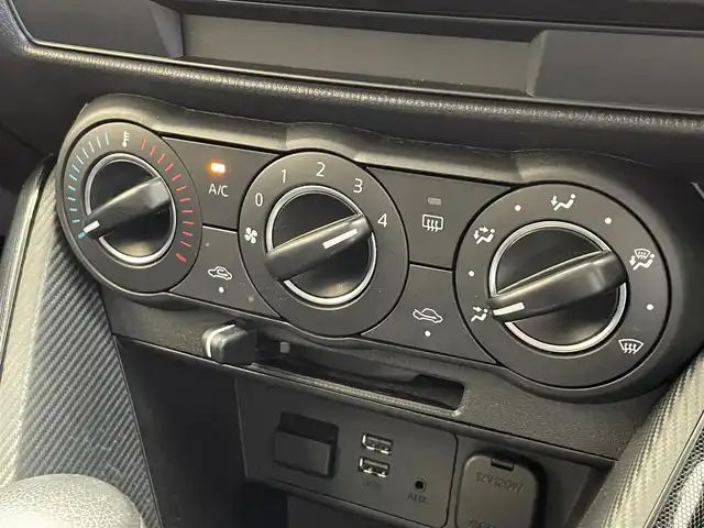 マツダ デミオ 13S 岩手県 2015(平27)年 5.6万km アークティックホワイト ４WD/スマートシティブレーキアシスト/MTモード付きAT/コーナーセンサー/横滑り防止装置/ヘッドライトレベライザー/アイドリングストップ/純正ナビ（Bluetooth USB）/ステアリングスイッチ/ドアミラーウインカー/ドアバイザー/スペアキー/カーテンエアバック/社外フロアマット