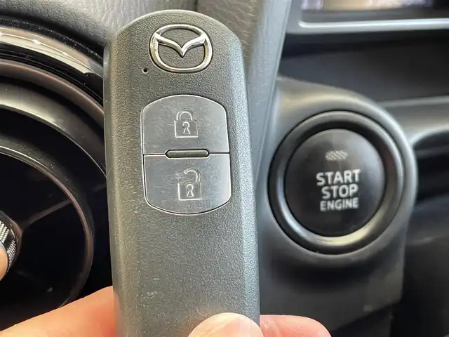 マツダ デミオ 13S 岩手県 2015(平27)年 5.6万km アークティックホワイト ４WD/スマートシティブレーキアシスト/MTモード付きAT/コーナーセンサー/横滑り防止装置/ヘッドライトレベライザー/アイドリングストップ/純正ナビ（Bluetooth USB）/ステアリングスイッチ/ドアミラーウインカー/ドアバイザー/スペアキー/カーテンエアバック/社外フロアマット