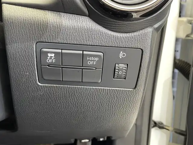 マツダ デミオ 13S 岩手県 2015(平27)年 5.6万km アークティックホワイト ４WD/スマートシティブレーキアシスト/MTモード付きAT/コーナーセンサー/横滑り防止装置/ヘッドライトレベライザー/アイドリングストップ/純正ナビ（Bluetooth USB）/ステアリングスイッチ/ドアミラーウインカー/ドアバイザー/スペアキー/カーテンエアバック/社外フロアマット