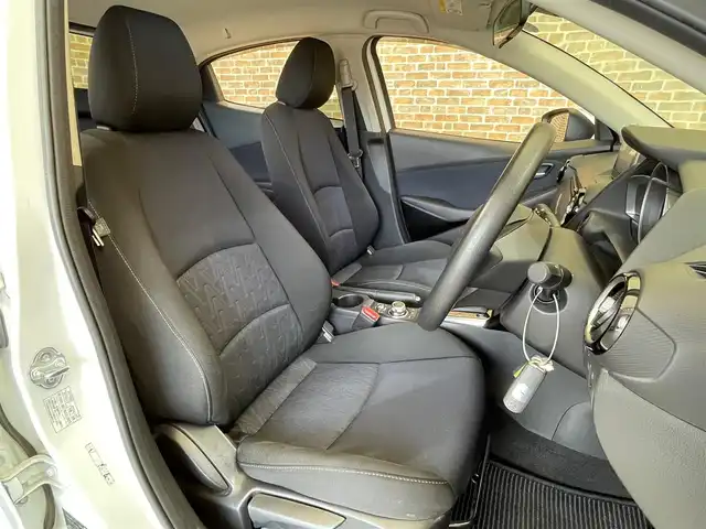 マツダ デミオ 13S 岩手県 2015(平27)年 5.6万km アークティックホワイト ４WD/スマートシティブレーキアシスト/MTモード付きAT/コーナーセンサー/横滑り防止装置/ヘッドライトレベライザー/アイドリングストップ/純正ナビ（Bluetooth USB）/ステアリングスイッチ/ドアミラーウインカー/ドアバイザー/スペアキー/カーテンエアバック/社外フロアマット