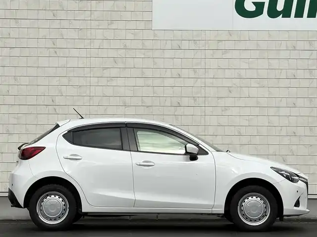 マツダ デミオ 13S 岩手県 2015(平27)年 5.6万km アークティックホワイト 禁煙車/４WD/スマートシティブレーキアシスト/MTモード付きAT/コーナーセンサー/横滑り防止装置/ヘッドライトレベライザー/純正ナビ/→Bluetooth/FM/AM/USB/ステアリングスイッチ/〇プッシュスタート/〇電動格納ミラー/〇ドアバイザー/〇フロアマット/〇シガーソケット/〇スマートキー