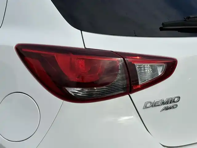 マツダ デミオ 13S 岩手県 2015(平27)年 5.6万km アークティックホワイト 禁煙車/４WD/スマートシティブレーキアシスト/MTモード付きAT/コーナーセンサー/横滑り防止装置/ヘッドライトレベライザー/純正ナビ/→Bluetooth/FM/AM/USB/ステアリングスイッチ/〇プッシュスタート/〇電動格納ミラー/〇ドアバイザー/〇フロアマット/〇シガーソケット/〇スマートキー