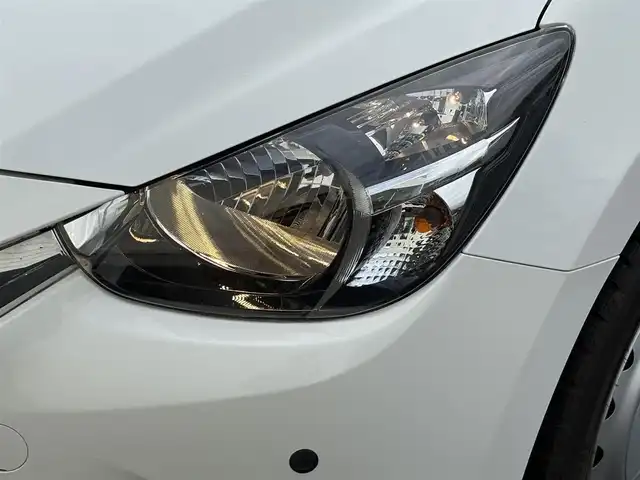 マツダ デミオ 13S 岩手県 2015(平27)年 5.6万km アークティックホワイト 禁煙車/４WD/スマートシティブレーキアシスト/MTモード付きAT/コーナーセンサー/横滑り防止装置/ヘッドライトレベライザー/純正ナビ/→Bluetooth/FM/AM/USB/ステアリングスイッチ/〇プッシュスタート/〇電動格納ミラー/〇ドアバイザー/〇フロアマット/〇シガーソケット/〇スマートキー