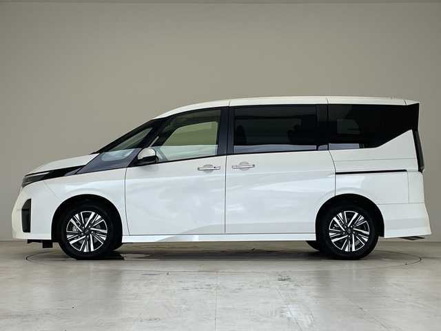日産 セレナ e－パワー ハイウェイスター V 愛知県 2023(令5)年 2.5万km プリズムホワイト プロパイロット/7インチSDナビ（あり）/フリップダウンモニター/全方位カメラ/両側パワースライドドア/レーダークルーズコントロール/イージーオープン機能/コーナーセンサー/純正アルミホイール/ブラインドスポットモニター/LEDヘッドライト/インテリジェントミラー/リアオートエアコン/オートマチックハイビーム/ドライブレコーダー/ETC/衝突被害軽減ブレーキ/フルセグTV/CD DVD/Bluetooth/ステアリングスイッチ/スマートキー/プッシュスタート