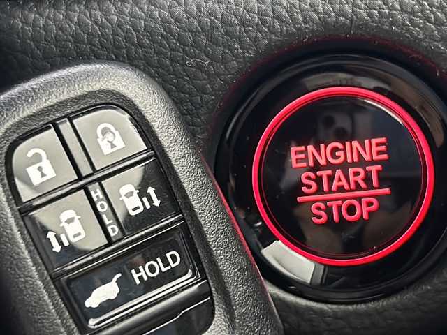 ホンダ ステップワゴン スパーダ 宮城県 2023(令5)年 6.7万km プラチナホワイトパール ホンダセンシング//純正ナビ（LXM-237VFLi）/・Bluetooth/CD/DVD/HDMI/フルセグTV//バックカメラ//両側パワースライドドア//アダプティブクルーズコントロール//衝突被害軽減ブレーキ//踏み間違い軽減//路外逸脱警報//先行車発進お知らせ//標識認識機能//ブラインドスポットモニター//パワーバックドア//LEDヘッドライト//オートライト//オートマチックハイビーム//前席シートヒーター//ハーフレザーシート//パドルシフト//電動パーキング//ウォークスルー//革巻きステアリング//ヘッドライトリベライザー//ECON//横滑り防止装置//アイドリングストップ