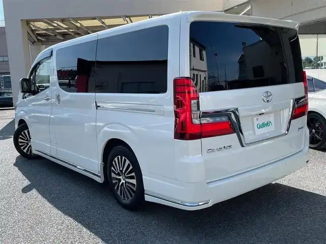 トヨタ グランエース プレミアム 神奈川県 2024(令6)年 1.8万km ホワイトパールクリスタルシャイン 黒革シート/純正メモリーナビ・地デジTV/純正12.1インチフリップダウンモニター/パノラマモニター/ビルトインETC2.0/デジタルインナーミラー/両側パワースライドドア/バックドアイージークローザードア/トヨタセーフティセンス/レーダークルーズコントロール/PCS/LDA/BSM/RCTA/PKSB/RSA/コーナーセンサー/オートハイビーム/純正17インチAW/RS-Rダウンサス(純正積み込み)/LEDライト/LEDフォグライト/前席パワーシート/シートヒーター/ウッドコンビハンドル/アイドリングストップ/オート電格ミラー/プッシュスタート/スマートキー×2/保証書・取説あり