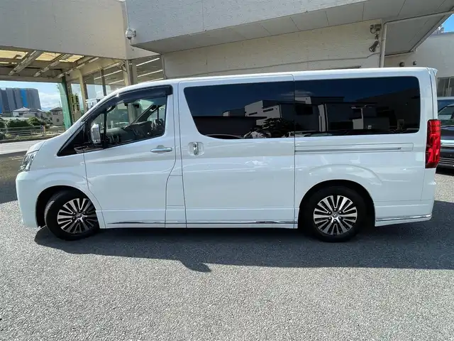 トヨタ グランエース プレミアム 神奈川県 2024(令6)年 1.8万km ホワイトパールクリスタルシャイン 黒革シート/純正メモリーナビ・地デジTV/純正12.1インチフリップダウンモニター/パノラマモニター/ビルトインETC2.0/デジタルインナーミラー/両側パワースライドドア/バックドアイージークローザードア/トヨタセーフティセンス/レーダークルーズコントロール/PCS/LDA/BSM/RCTA/PKSB/RSA/コーナーセンサー/オートハイビーム/純正17インチAW/RS-Rダウンサス(純正積み込み)/LEDライト/LEDフォグライト/前席パワーシート/シートヒーター/ウッドコンビハンドル/アイドリングストップ/オート電格ミラー/プッシュスタート/スマートキー×2/保証書・取説あり