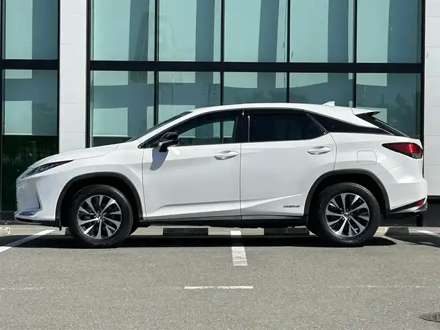 レクサス ＲＸ 450h 和歌山県 2019(令1)年 2.2万km ソニッククォーツ サンルーフ/純正12.3インチナビ/フルセグTV/パノラミックビューモニター/レクサスセーフティーセンス/プリクラッシュセーフティー/レーダークルーズコントロール/ヘッドアップディスプレイ/ブラインドスポットモニター/全席シートヒーター/前席シートエアベンチレーション/ステアリングヒーター/純正18インチアルミホイール/電動リアゲート/純正フロアマット/ビルトインETC2.0/カードキー/ポジションメモリー/LEDヘッドライト/オートライト/オートマチックハイビーム