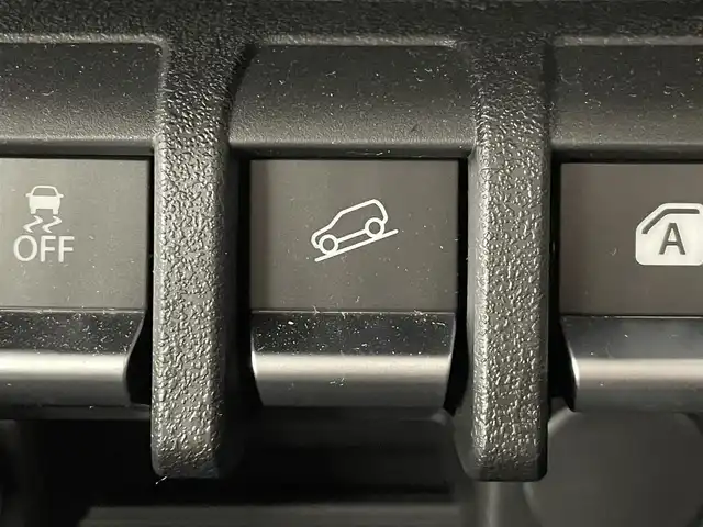 スズキ ジムニー シエラ JC 群馬県 2025(令7)年 0.2万km ピュアホワイトP 純正8インチナビ/・AM/FM/Bluetooth/CD/DVD/USB/フルセグTV/＝＝＝＝＝/純正８インチナビ　スズキセーフティサポート　デュアルセンサーブレーキサポート　車線逸脱警報機能　純正前後ドライブレコーダー　前席シートヒーター　パーキングセンサー　ＥＴＣ　スマートキー　４ＷＤ　禁煙車
