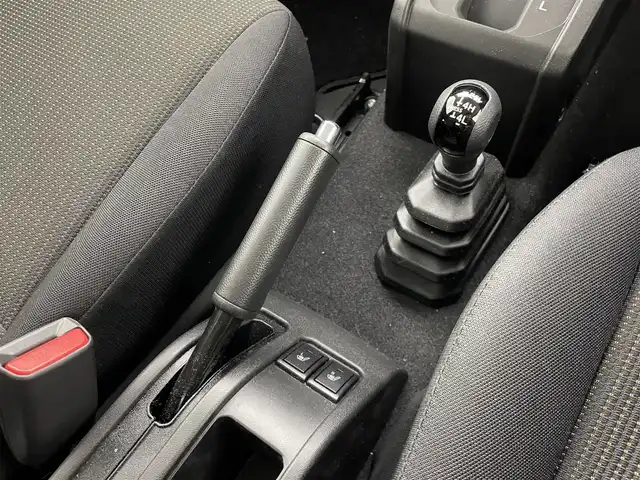 スズキ ジムニー シエラ JC 群馬県 2025(令7)年 0.2万km ピュアホワイトP 純正8インチナビ/・AM/FM/Bluetooth/CD/DVD/USB/フルセグTV/＝＝＝＝＝/純正８インチナビ　スズキセーフティサポート　デュアルセンサーブレーキサポート　車線逸脱警報機能　純正前後ドライブレコーダー　前席シートヒーター　パーキングセンサー　ＥＴＣ　スマートキー　４ＷＤ　禁煙車
