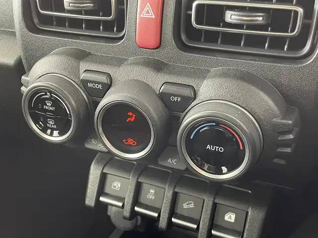 スズキ ジムニー シエラ JC 群馬県 2025(令7)年 0.2万km ピュアホワイトP 純正8インチナビ/・AM/FM/Bluetooth/CD/DVD/USB/フルセグTV/＝＝＝＝＝/純正８インチナビ　スズキセーフティサポート　デュアルセンサーブレーキサポート　車線逸脱警報機能　純正前後ドライブレコーダー　前席シートヒーター　パーキングセンサー　ＥＴＣ　スマートキー　４ＷＤ　禁煙車