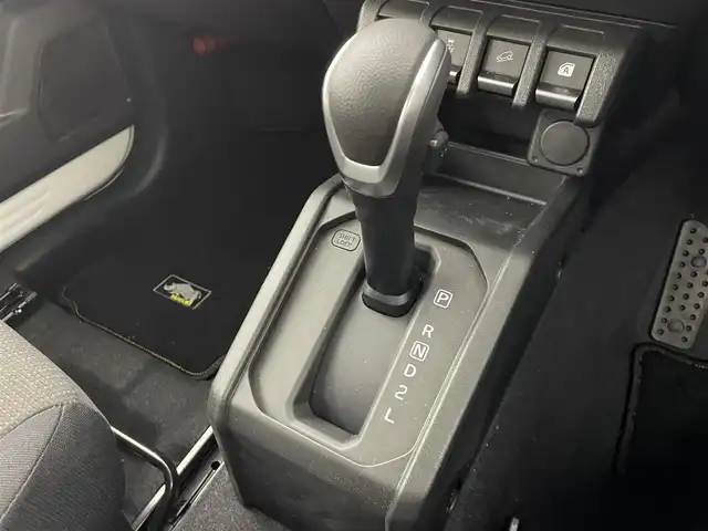 スズキ ジムニー シエラ JC 群馬県 2025(令7)年 0.2万km ピュアホワイトP 純正8インチナビ/・AM/FM/Bluetooth/CD/DVD/USB/フルセグTV/＝＝＝＝＝/純正８インチナビ　スズキセーフティサポート　デュアルセンサーブレーキサポート　車線逸脱警報機能　純正前後ドライブレコーダー　前席シートヒーター　パーキングセンサー　ＥＴＣ　スマートキー　４ＷＤ　禁煙車
