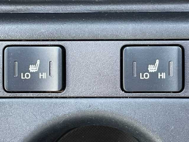 トヨタ プリウス S ツーリングセレクション 茨城県 2019(令1)年 8.1万km ブルーM 純正ナビ　/-BT/フルセグTV/AM/FM/クルーズコントロール　/D席N席シートヒーター　/バックカメラ　/ＥＴＣ　/コーナーセンサー前後　/ＬＥＤライト　/オートマチックハイビーム　/オートライト　/オールオートパワーウィンドウ/衝突軽減システム　　/純正１７インチアルミホイール