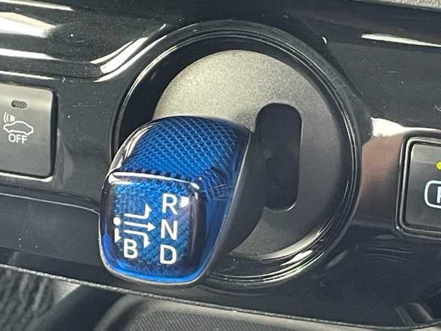 トヨタ プリウス S ツーリングセレクション 茨城県 2019(令1)年 8.1万km ブルーM 純正ナビ　/-BT/フルセグTV/AM/FM/クルーズコントロール　/D席N席シートヒーター　/バックカメラ　/ＥＴＣ　/コーナーセンサー前後　/ＬＥＤライト　/オートマチックハイビーム　/オートライト　/オールオートパワーウィンドウ/衝突軽減システム　　/純正１７インチアルミホイール