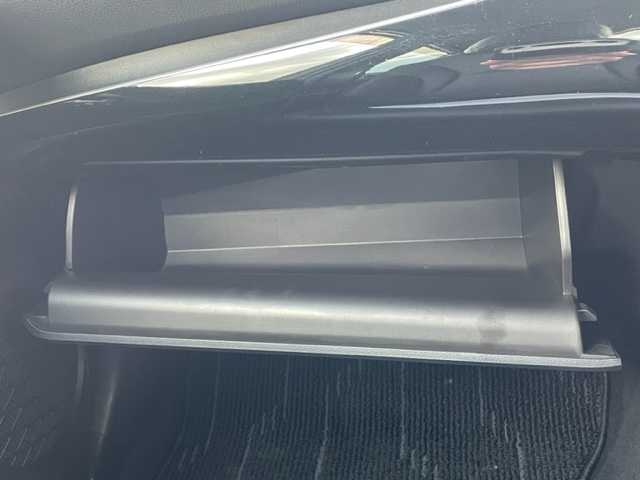 トヨタ プリウス S ツーリングセレクション 茨城県 2019(令1)年 8.1万km ブルーM 純正ナビ　/-BT/フルセグTV/AM/FM/クルーズコントロール　/D席N席シートヒーター　/バックカメラ　/ＥＴＣ　/コーナーセンサー前後　/ＬＥＤライト　/オートマチックハイビーム　/オートライト　/オールオートパワーウィンドウ/衝突軽減システム　　/純正１７インチアルミホイール