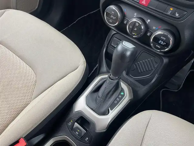 クライスラー・ジープ ジープ レネゲード 75thアニバーサリーE 東京都 2016(平28)年 3.7万km 緑 80台限定車/ワンオーナー/記録簿有（H30/R1/R3/R5/R7）/ALPINEナビ/フルセグTV/バックモニター/パワーシート/シートヒーター/ハンドルヒーター/HIDヘッドライト/ETC