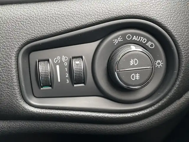 クライスラー・ジープ ジープ レネゲード 75thアニバーサリーE 東京都 2016(平28)年 3.7万km 緑 80台限定車/ワンオーナー/記録簿有（H30/R1/R3/R5/R7）/ALPINEナビ/フルセグTV/バックモニター/パワーシート/シートヒーター/ハンドルヒーター/HIDヘッドライト/ETC