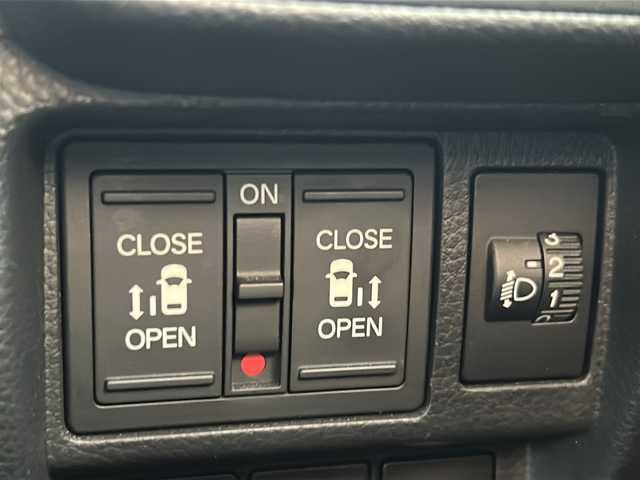 ホンダ ステップワゴン スパーダ eHEV 三重県 2022(令4)年 5万km プラチナホワイトパール 純正１１．４型ナビ/純正１５型後席モニター　/ＢＳＭ/純正ドラレコ/ＡｐｐｌｅＣａｒＰｌａｙ/ＡｎｄｒｏｉｄＡｕｔｏ/シートヒーター/スペアキー/レーンキープアシスト/パドルシフト/シートヒーター/踏み間違い防止システム/禁煙車