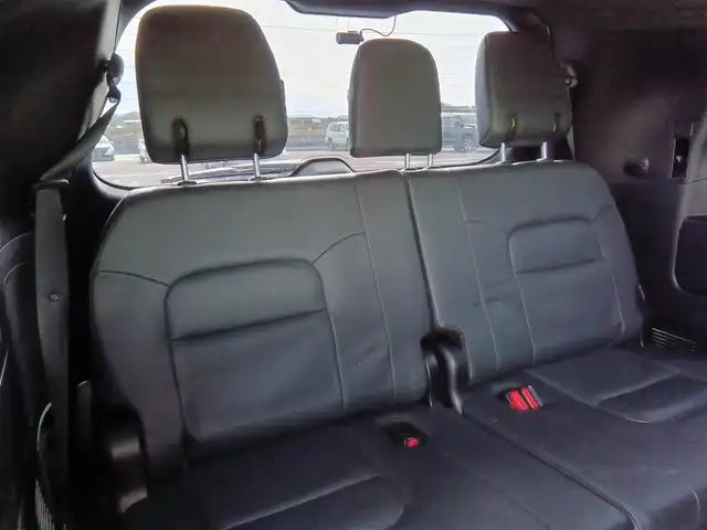 トヨタ ランドクルーザー ZX 群馬県 2016(平28)年 5.2万km ホワイトパールクリスタルシャイン 4WD/ムーンルーフ/純正9型MOPナビ/フルセグTV/純正OP後席左右ディスプレイ/マルチテレインモニター/ビルトインETC2.0/前後ドライブレコーダー/レーダークルーズコントロール/セーフティセンスP/・衝突被害軽減ブレーキ/・車線逸脱警報/・オートマチックハイビーム/ブラインドスポットモニター/LEDヘッドランプ/デュアルオートエアコン/木目調/革巻きコンビステアリング/ステアリングヒーター/ブラックナッパ革シート/前席パワーシート/ベンチレーション/前席・2列目シートヒーター/社外22インチアルミホイール/スマートキー/プッシュエンジンスタート/禁煙車