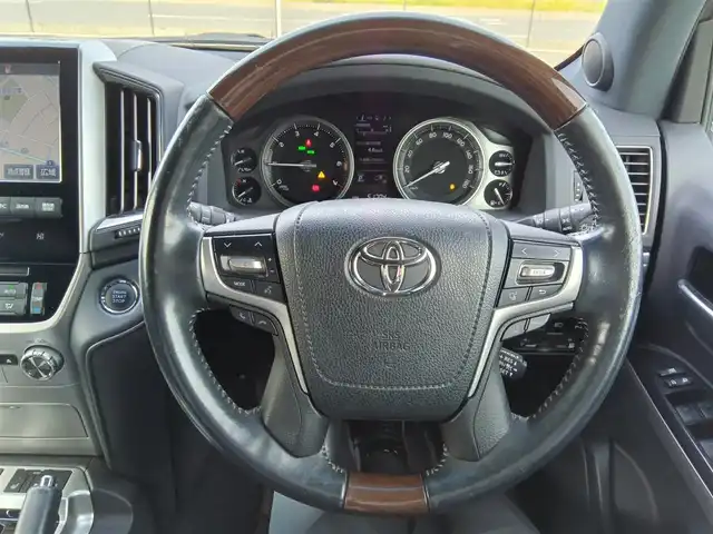 トヨタ ランドクルーザー ZX 群馬県 2016(平28)年 5.2万km ホワイトパールクリスタルシャイン 4WD/ムーンルーフ/純正9型MOPナビ/フルセグTV/純正OP後席左右ディスプレイ/マルチテレインモニター/ビルトインETC2.0/前後ドライブレコーダー/レーダークルーズコントロール/セーフティセンスP/・衝突被害軽減ブレーキ/・車線逸脱警報/・オートマチックハイビーム/ブラインドスポットモニター/LEDヘッドランプ/デュアルオートエアコン/木目調/革巻きコンビステアリング/ステアリングヒーター/ブラックナッパ革シート/前席パワーシート/ベンチレーション/前席・2列目シートヒーター/社外22インチアルミホイール/スマートキー/プッシュエンジンスタート/禁煙車