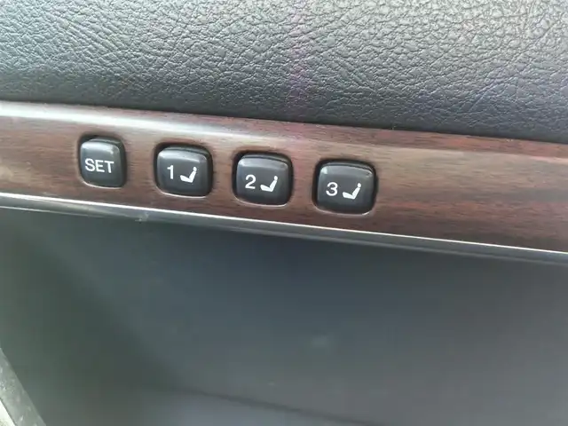 トヨタ ランドクルーザー ZX 群馬県 2016(平28)年 5.2万km ホワイトパールクリスタルシャイン 4WD/ムーンルーフ/純正9型MOPナビ/フルセグTV/純正OP後席左右ディスプレイ/マルチテレインモニター/ビルトインETC2.0/前後ドライブレコーダー/レーダークルーズコントロール/セーフティセンスP/・衝突被害軽減ブレーキ/・車線逸脱警報/・オートマチックハイビーム/ブラインドスポットモニター/LEDヘッドランプ/デュアルオートエアコン/木目調/革巻きコンビステアリング/ステアリングヒーター/ブラックナッパ革シート/前席パワーシート/ベンチレーション/前席・2列目シートヒーター/社外22インチアルミホイール/スマートキー/プッシュエンジンスタート/禁煙車