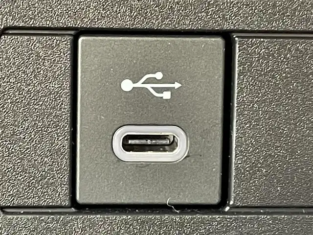 トヨタ プリウス Z 兵庫県 2024(令6)年 1.7万km グレー 純正１２．３インチディスプレイオーディオ/追従クルコン/前方ドラレコ/１９インチＡＷ/デジタルインナミラー/パノラマビュー/パワーバックドア　/ＢＴ/ＴｙｐｅＣ接続/レザー/オートハイビーム/ビルトインETC2.0/フルセグ/AC100V/D+N席シートヒーター/エアシート/ステアリングヒーター/ヘッドライトレベロイザ/ワイヤレス充電