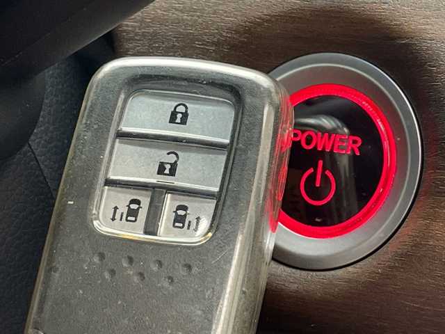 ホンダ フリード ハイブリット G ホンダセンシング 愛知県 2017(平29)年 6.5万km ホワイトオーキッドパール ホンダセンシング/両側パワースライドドア/純正9型ナビ　SDカードなし/バックカメラ/レーダークルーズコントロール/ETC/ドライブレコーダー/衝突軽減システム/フルセグ/CD DVD/Bluetooth/ステアリングスイッチ/スマートキー/プッシュスタート