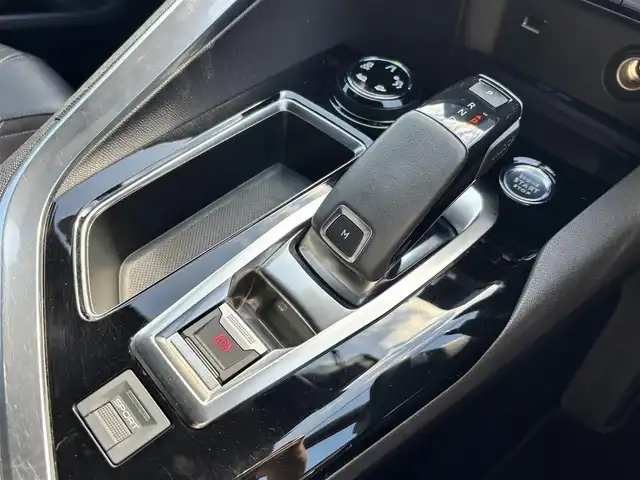 プジョー ５００８ GT ブルーHDi 熊本県 2019(令1)年 6.4万km BLANC NACRE ディスプレイオーディオ/【AppleCarPlay/AndroidAuto/Bluetooth/USB】/バックカメラ/サイドカメラ/アクティブセーフティブレーキ/レーンキープアシスト/コーナーセンサー/ブラインドスポットモニター/インテリジェントハイビーム/アダプティブクルーズコントロール/ハーフレザーシート/ステアリングリモコン/パドルシフト/パワーバックドア/ETC/電子パーキング/前後ドライブレコーダー/置くだけ充電/LEDオートライト