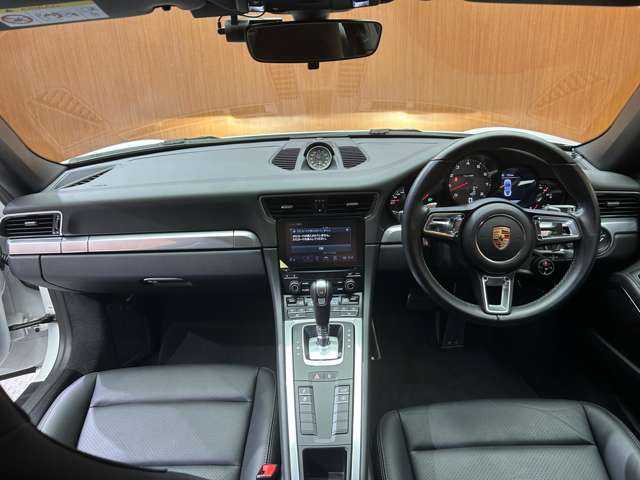 ポルシェ ９１１ カレラS 千葉県 2018(平30)年 2.2万km 白 スポーツクロノＰＫＧ　/純正ナビ　/バックカメラ　/ブラックレザーシート　/シートヒーター　/パワーシート　/キセノンヘッドライト　/オートライト　/ＥＴＣ　/純正２０インチＡＷ　/パドルシフト　/レッドキャリパー