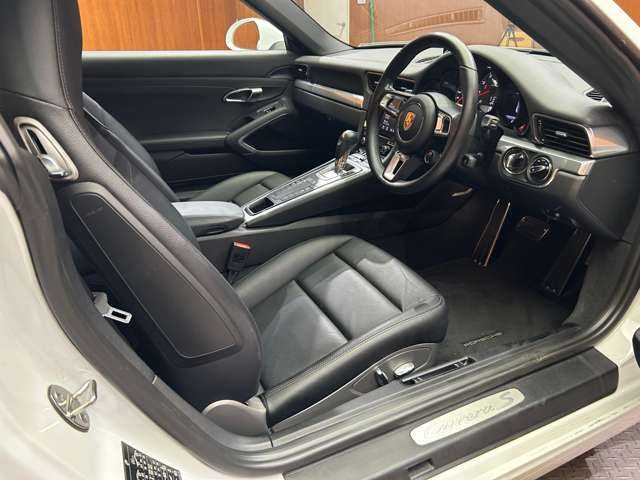 ポルシェ ９１１ カレラS 千葉県 2018(平30)年 2.2万km 白 スポーツクロノＰＫＧ　/純正ナビ　/バックカメラ　/ブラックレザーシート　/シートヒーター　/パワーシート　/キセノンヘッドライト　/オートライト　/ＥＴＣ　/純正２０インチＡＷ　/パドルシフト　/レッドキャリパー