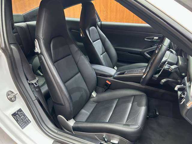 ポルシェ ９１１ カレラS 千葉県 2018(平30)年 2.2万km 白 スポーツクロノＰＫＧ　/純正ナビ　/バックカメラ　/ブラックレザーシート　/シートヒーター　/パワーシート　/キセノンヘッドライト　/オートライト　/ＥＴＣ　/純正２０インチＡＷ　/パドルシフト　/レッドキャリパー