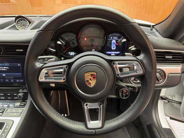 ポルシェ ９１１ カレラS 千葉県 2018(平30)年 2.2万km 白 スポーツクロノＰＫＧ　/純正ナビ　/バックカメラ　/ブラックレザーシート　/シートヒーター　/パワーシート　/キセノンヘッドライト　/オートライト　/ＥＴＣ　/純正２０インチＡＷ　/パドルシフト　/レッドキャリパー
