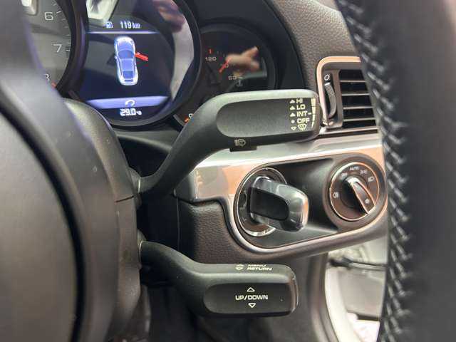 ポルシェ ９１１ カレラS 千葉県 2018(平30)年 2.2万km 白 スポーツクロノＰＫＧ　/純正ナビ　/バックカメラ　/ブラックレザーシート　/シートヒーター　/パワーシート　/キセノンヘッドライト　/オートライト　/ＥＴＣ　/純正２０インチＡＷ　/パドルシフト　/レッドキャリパー