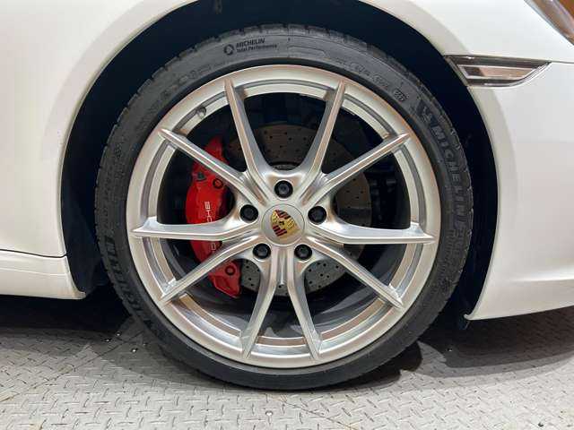 ポルシェ ９１１ カレラS 千葉県 2018(平30)年 2.2万km 白 スポーツクロノＰＫＧ　/純正ナビ　/バックカメラ　/ブラックレザーシート　/シートヒーター　/パワーシート　/キセノンヘッドライト　/オートライト　/ＥＴＣ　/純正２０インチＡＷ　/パドルシフト　/レッドキャリパー
