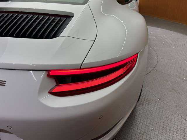 ポルシェ ９１１ カレラS 千葉県 2018(平30)年 2.2万km 白 スポーツクロノＰＫＧ　/純正ナビ　/バックカメラ　/ブラックレザーシート　/シートヒーター　/パワーシート　/キセノンヘッドライト　/オートライト　/ＥＴＣ　/純正２０インチＡＷ　/パドルシフト　/レッドキャリパー